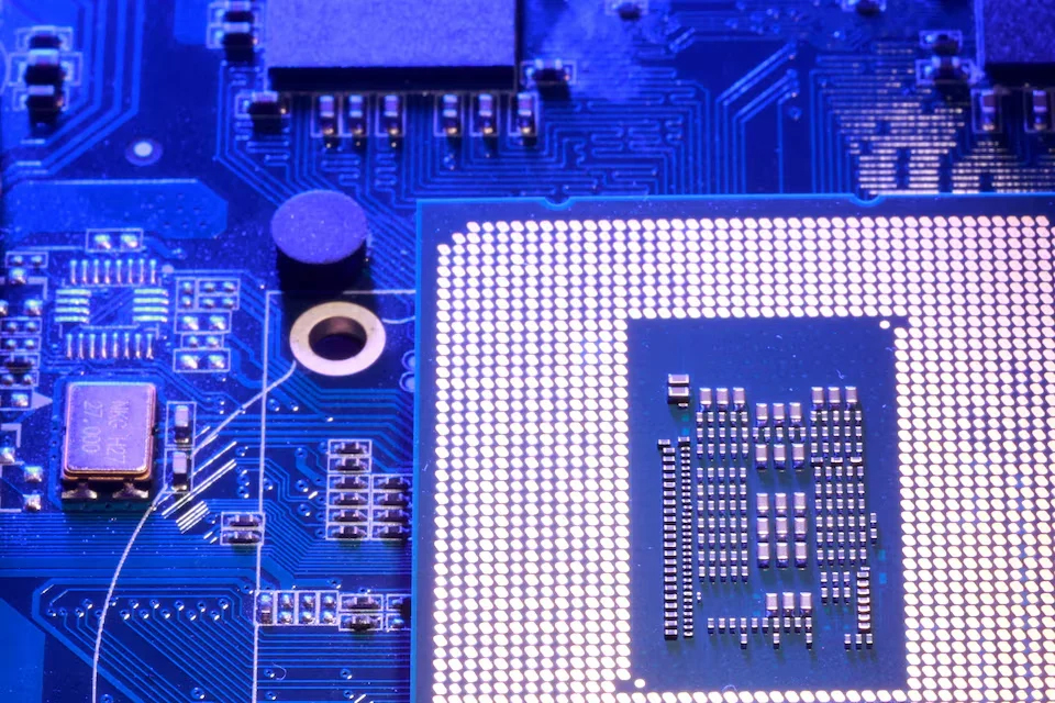 Cổ phiếu chip liên tục lập đỉnh lịch sử, nhưng một tín hiệu kỹ thuật đáng lo đang xuất hiện: Liệu phe gấu sắp quay trở lại?